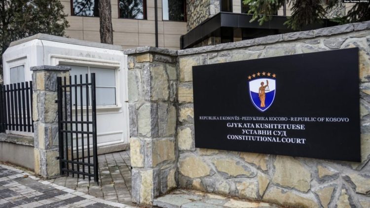 Gjykata Kushtetuese ndërpret përkohësisht veprimet e deputetëve dhe procesin për formimin e Qeverisë
