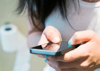 Përdorimi i telefonit gjatë qëndrimit të tualet rrit ndjeshëm rrezikun e hemorroideve