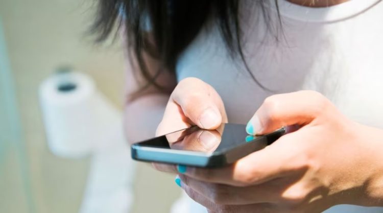 Përdorimi i telefonit gjatë qëndrimit të tualet rrit ndjeshëm rrezikun e hemorroideve