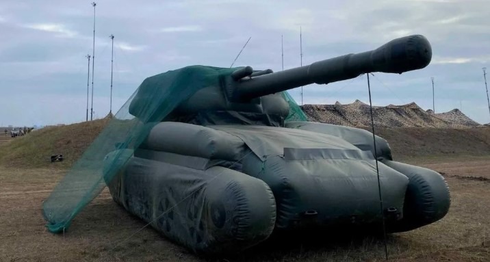 Tanke të fryra me ajër dhe armë të rreme, si po i mashtrojnë ukrainasit forcat ruse