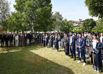 Diplomojnë 150 studentë në ‘Kadri Zeka’, Kurti: Festojmë fuqinë e dijes