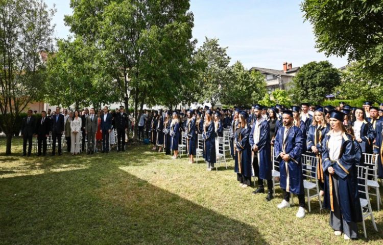 Diplomojnë 150 studentë në ‘Kadri Zeka’, Kurti: Festojmë fuqinë e dijes