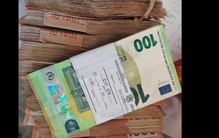 Dogana ia konfiskon afro 20 mijë euro shtetasit të Serbisë