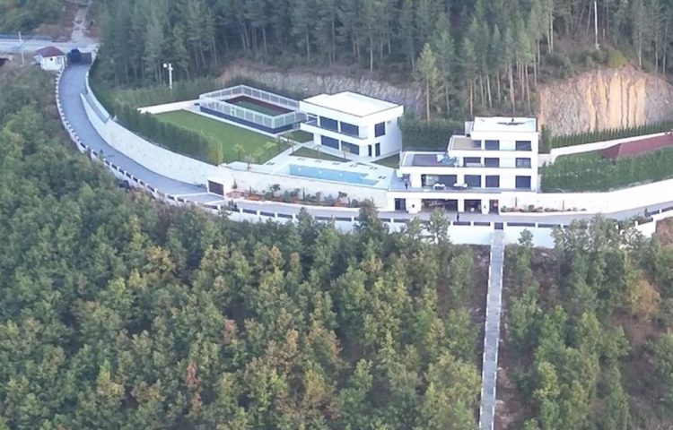 “Nga hajdut kasetofonash, në kriminel që terrorizonte veriun”, pamje të reja brenda vilës gjashtë milionëshe e Radoiçiqit