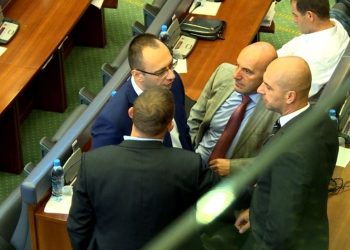 Nga abstenimi në tradhti: Si PDK, LDK dhe AAK i dhanë vulë Listës Serbe