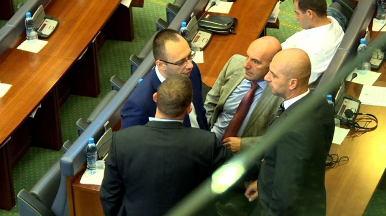 Nga abstenimi në tradhti: Si PDK, LDK dhe AAK i dhanë vulë Listës Serbe