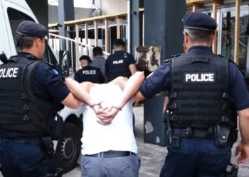 Policia dhe Dogana sekuestrojnë armë në një auto-sallon në Lipjan