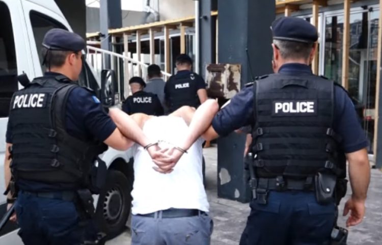 Policia dhe Dogana sekuestrojnë armë në një auto-sallon në Lipjan