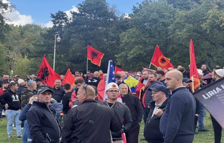 Mërgimtarët dhe ish-ushtarët e UÇK-së protestojnë në Hagë|Video
