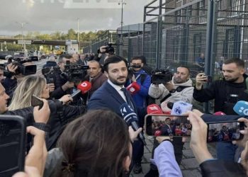 Ambasadori Dren Doli i pranishëm në seancën ndaj krerëve të UÇK-së