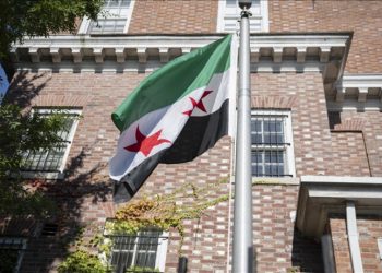 Ministri i jashtëm ngriti flamuri sirian mbi ambasadën në Washington për herë të parë pas shumë kohësh