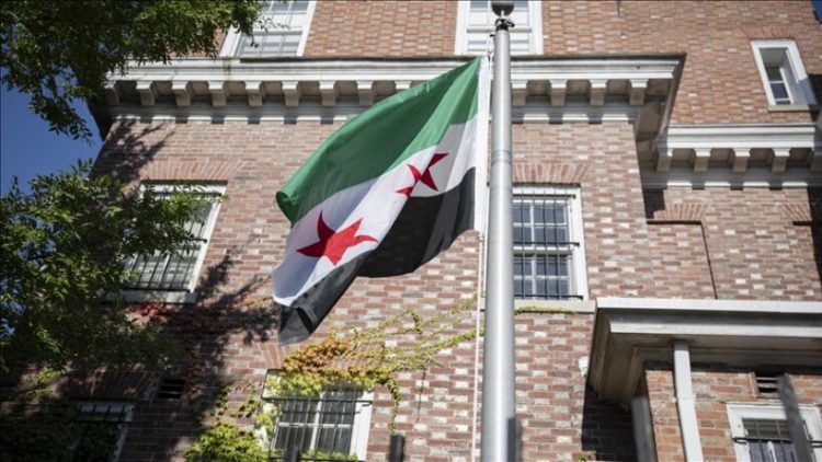Ministri i jashtëm ngriti flamuri sirian mbi ambasadën në Washington për herë të parë pas shumë kohësh
