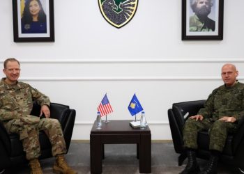 Jashari takon kolonelin Melton, diskutohet bashkëpunimi me SATMO-n për zhvillimin e FSK-së