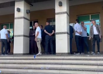 Përleshje në Kuvendin Komunal të Prishtinës, policia shoqëron tre persona