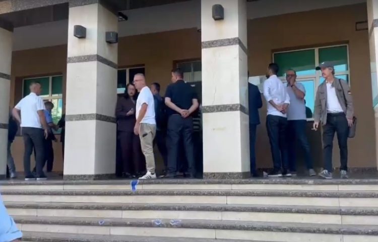 Përleshje në Kuvendin Komunal të Prishtinës, policia shoqëron tre persona