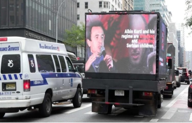 Diaspora serbe me billborda kundër Kosovës e Kurtit në New York