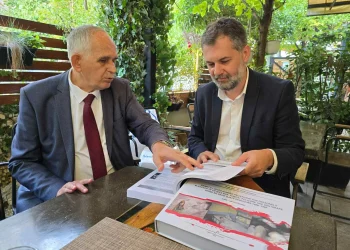 Njëri nga themeluesit e LDK-së, Salih Krasniqi përkrah Çekun për Prishtinën