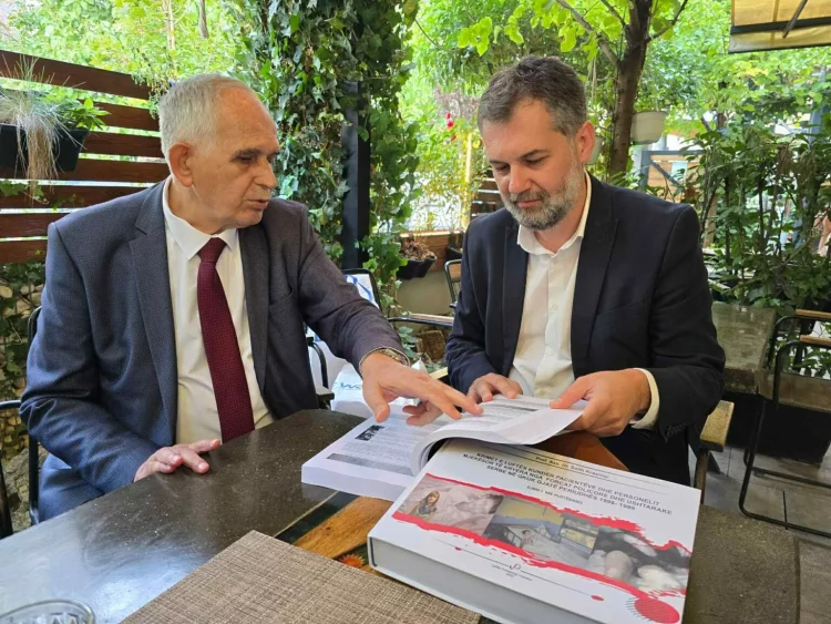 Njëri nga themeluesit e LDK-së, Salih Krasniqi përkrah Çekun për Prishtinën