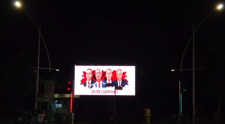 Rrugët e Tiranës mbushen me fotot e komandantëve të UÇK