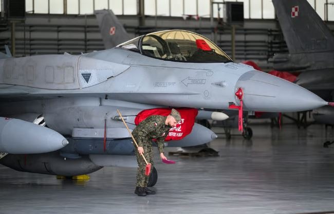 Në përgjigje të ndërhyrjeve ruse, Polonia mbyll hapësirën ajrore