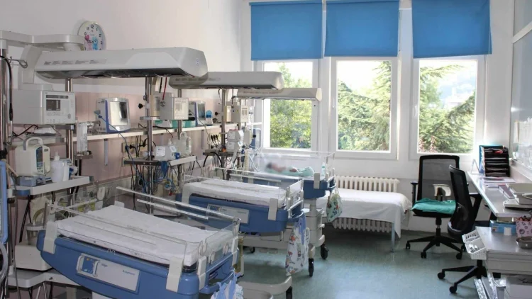 Në Spitalin e Pejës u lindën 11 foshnja në një ditë – 7 vajza dhe 4 djem