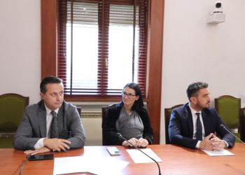 Deputetja e Shqipërisë merr foshnjën në Kuvend