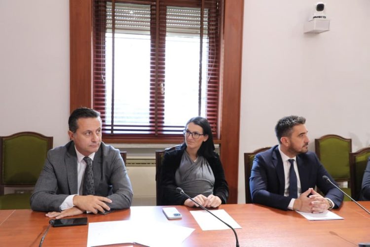 Deputetja e Shqipërisë merr foshnjën në Kuvend