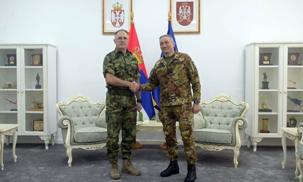 Komandanti i KFOR-it Barduani në takim lamtumirës me shefin e ushtrisë serbe, flasin për sigurinë