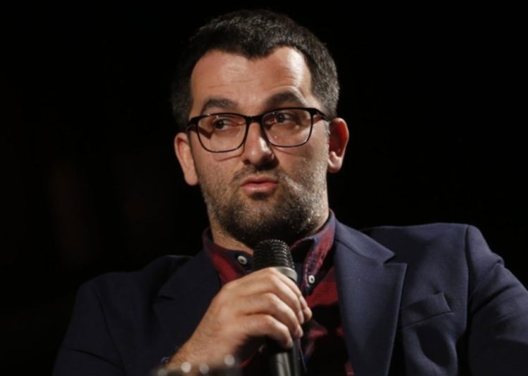 “Mos e përjashtoni arrestimin e Kurtit” – Gashi ‘godet’ me ironi pas zhvillimeve të fundit në Hagë