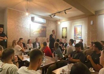 Kurti takon të rinjtë e Gjakovës