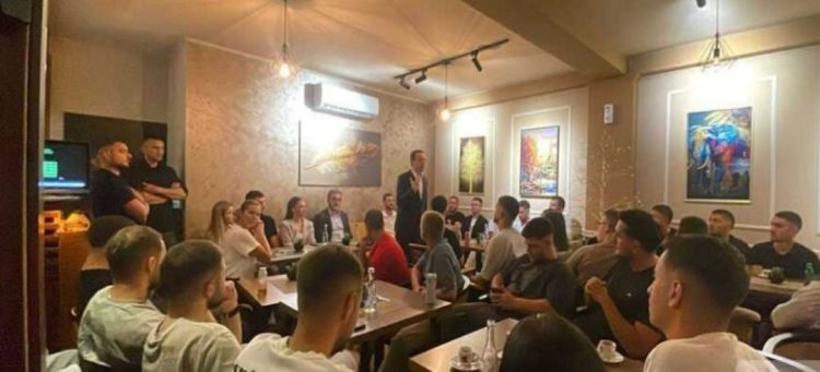 Kurti takon të rinjtë e Gjakovës