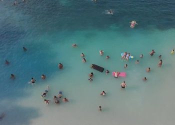 9 milionë turistë vizituan Shqipërinë deri në gusht, më shumë se një e treta ishin nga Kosova