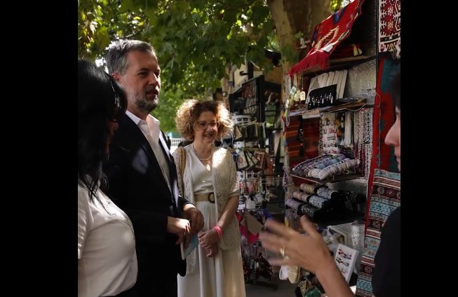 Çeku takoi krijuesit e artizanaleve në sheshin e Prishtinës, u premtoi investime serioze në turizëm