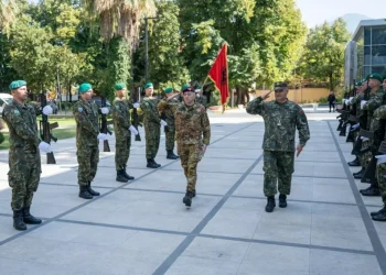 Komandanti i KFOR-it diskuton me ministrin e Mbrojtjes në Tiranë për sigurinë në Kosovë