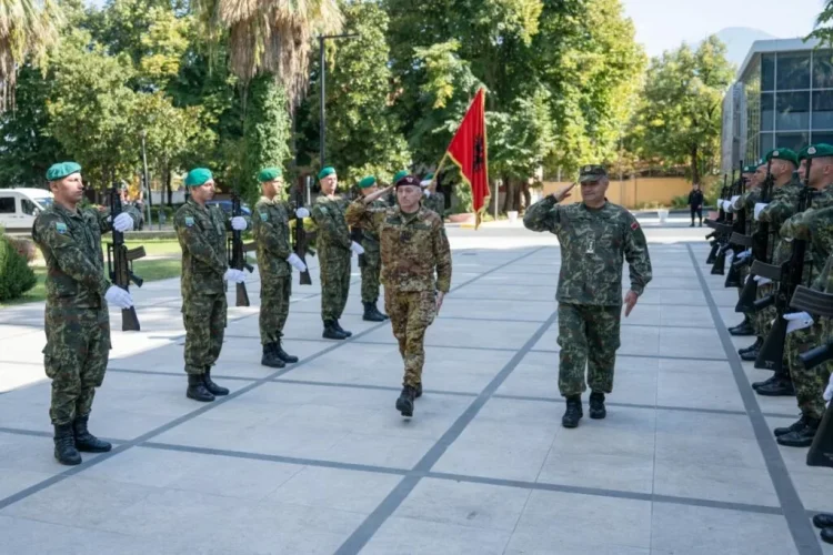 Komandanti i KFOR-it diskuton me ministrin e Mbrojtjes në Tiranë për sigurinë në Kosovë