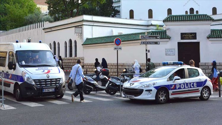 Koka derri para xhamive në Paris: Makinë me targa serbe dhe dyshime për shërbimin izraelito – serbe