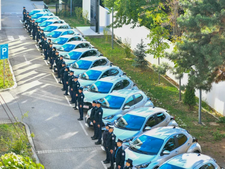 Policia e Kosovës pajis sektorët e policëve të lagjes me 19 vetura të reja hibride