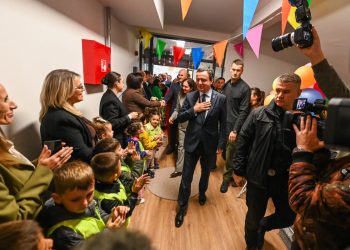 Kurti nga Shtimja premton 100 euro shtesë për gjyshërit që kujdesen për nipërit