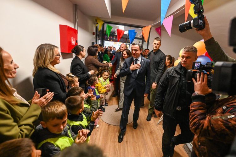 Kurti nga Shtimja premton 100 euro shtesë për gjyshërit që kujdesen për nipërit