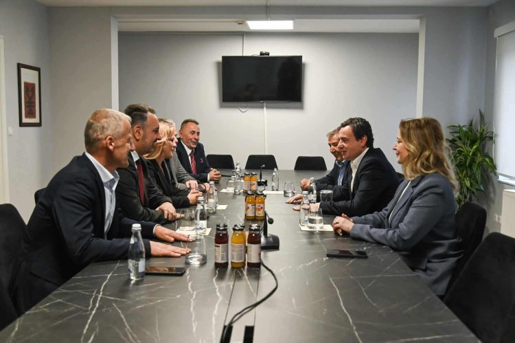 Albin Kurti pret përfaqësuesit e Lëvizjes “Arbëria” nga Maqedonia e Veriut