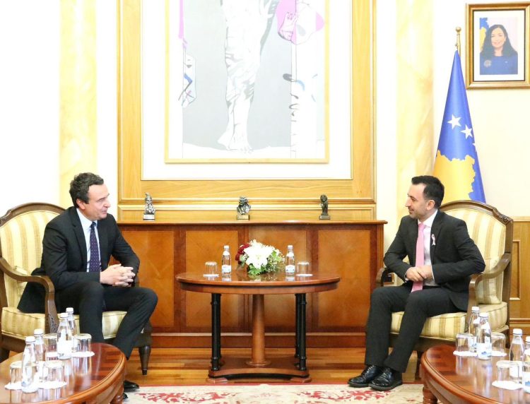 Kurti takohet me Bashën, e njofton se do ta dërgojnë emrin e mandatarit për formimin e Qeverisë tek Presidentja