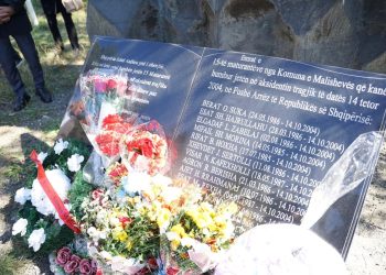 Në Malishevë përkujtohen 15 maturantët që humbën jetën para 21 vjetësh