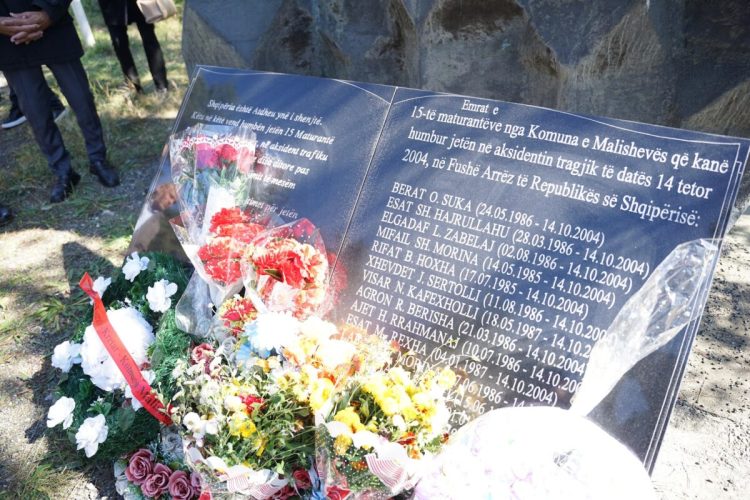 Në Malishevë përkujtohen 15 maturantët që humbën jetën para 21 vjetësh