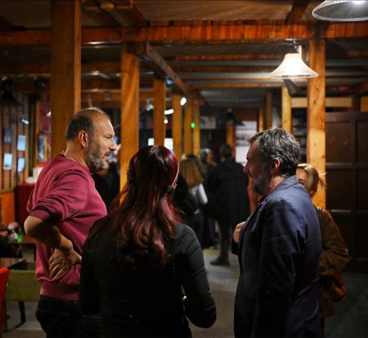 Çeku ndoqi shfaqjen “Nën hijen e një peme u ula dhe qava” në Teatrin ODA