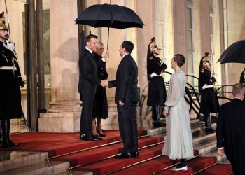 Kurti pritet nga Macron në darkën solemne të Forumit të Paqes në Paris