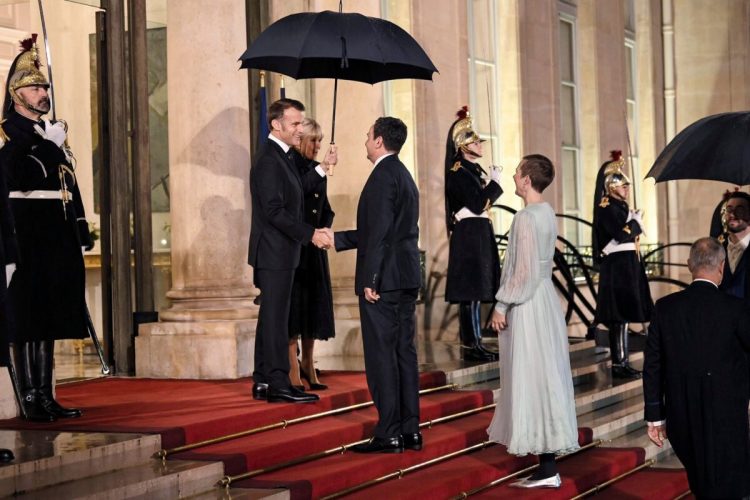 Kurti pritet nga Macron në darkën solemne të Forumit të Paqes në Paris