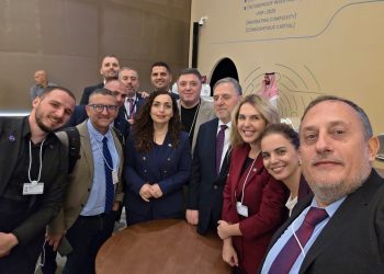 “Rrini në linjë”, këshilltari i Osmanit paralajmëron njohje të reja me një foto nga Siria