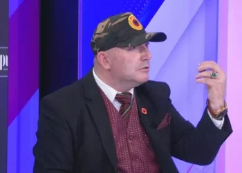 “Urdhërarresti për Thaçin doli kur po shkonte të takonte Trump-in”. Haklaj: Det do të bëhet në Tiranë për UÇK! Mbi 70 autobusë për Kosovë, Maqedoni…