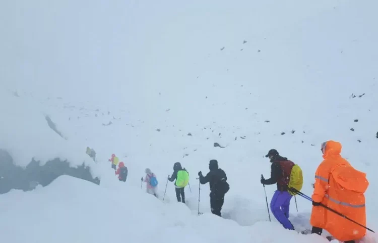 Një i vd*ekur e 200 të bll*okuar nga st*uhia në malin Everest