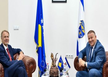 Ambasadori i BE-së viziton Policinë e Kosovës, diskutohet për siguri